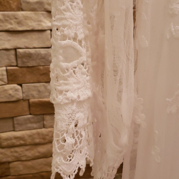 White lace top. "LILLY MASON" - Picture 6 of 15